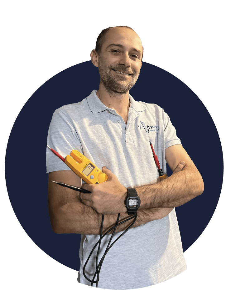 AMEA, électricien à Tours et environs, portrait sur fond bleu